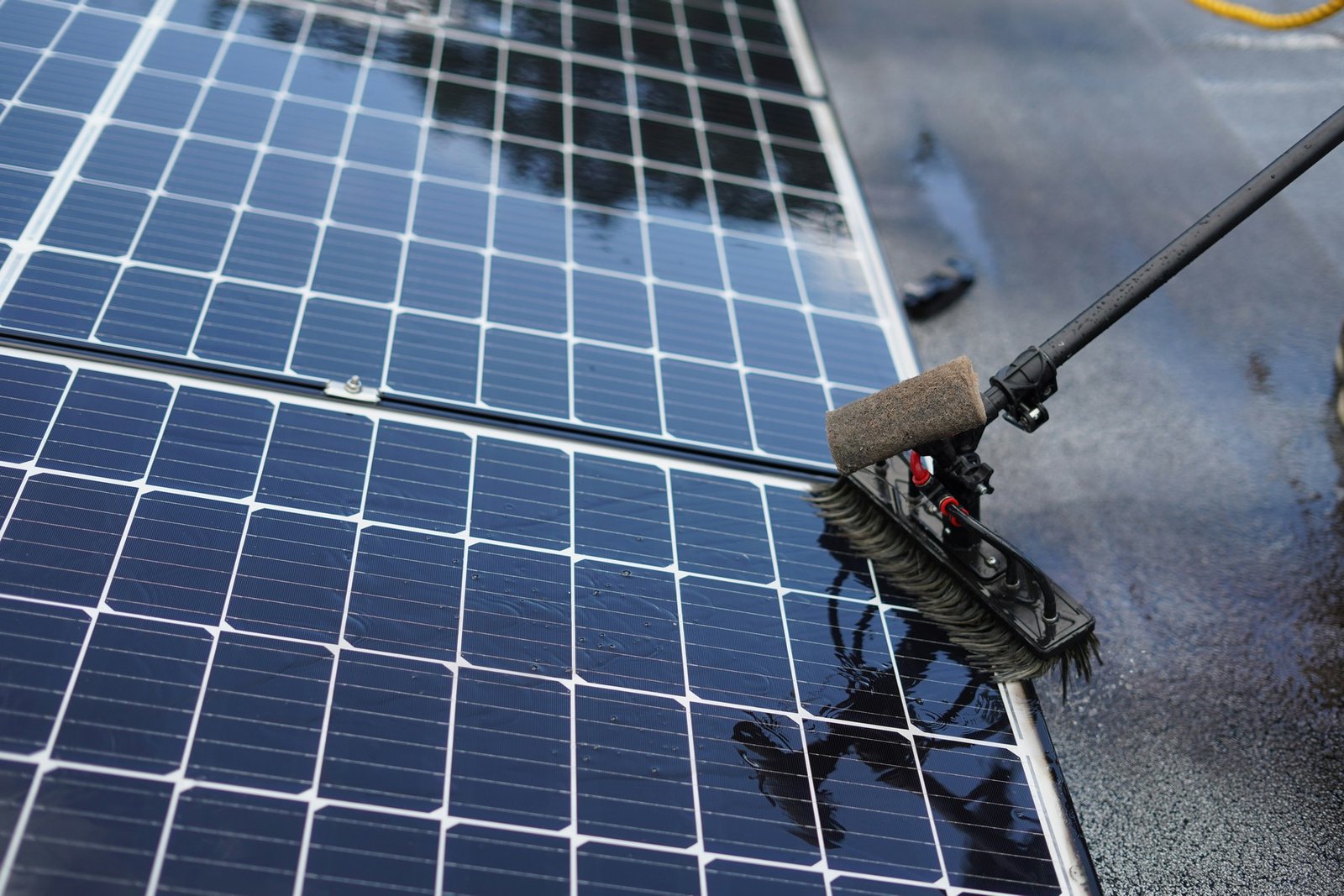 Reinigungsset für Solarmodule auf einem Dach