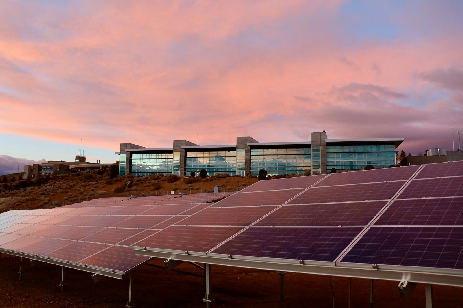 Automatisiertes Reinigungssystem für Solarmodule im Einsatz