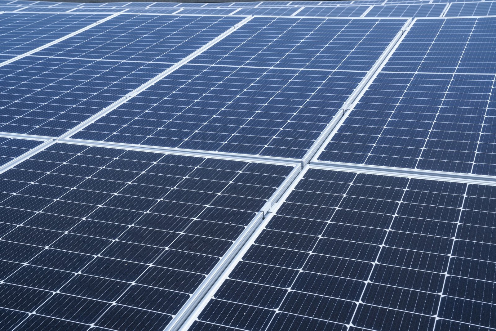 Flach montierte Solarmodule auf einem Flachdach