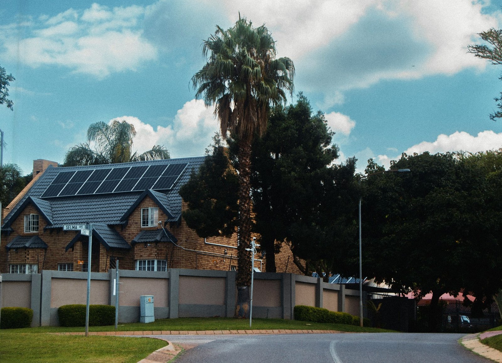 Solarmodule auf einem Hausdach in einer Wohngegend