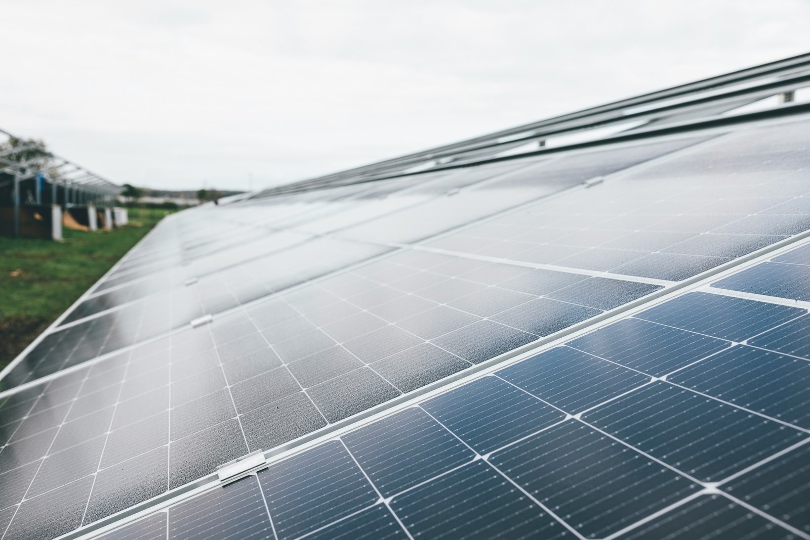 Bürste und Wasser zur Reinigung von Solarpanelen
