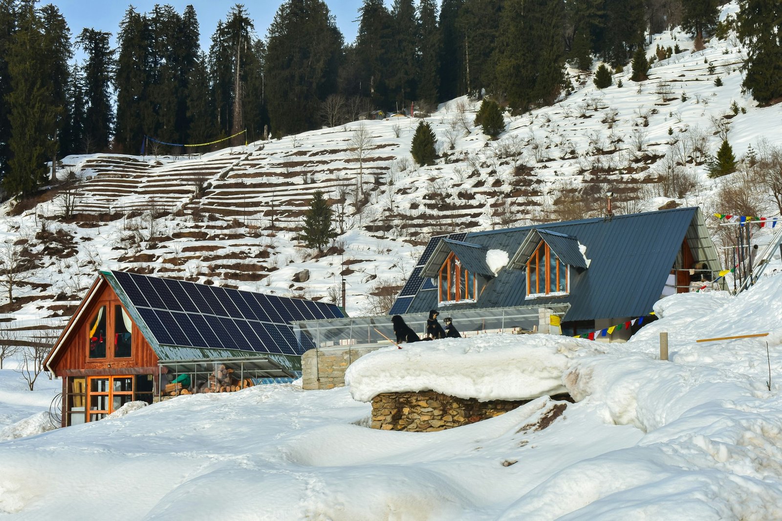 Schneebedeckte Solarmodule auf einem Dach im Winter