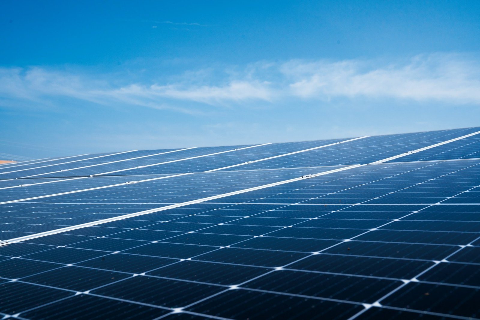 Wartung und Pflege von Solarmodulen auf einem Dach