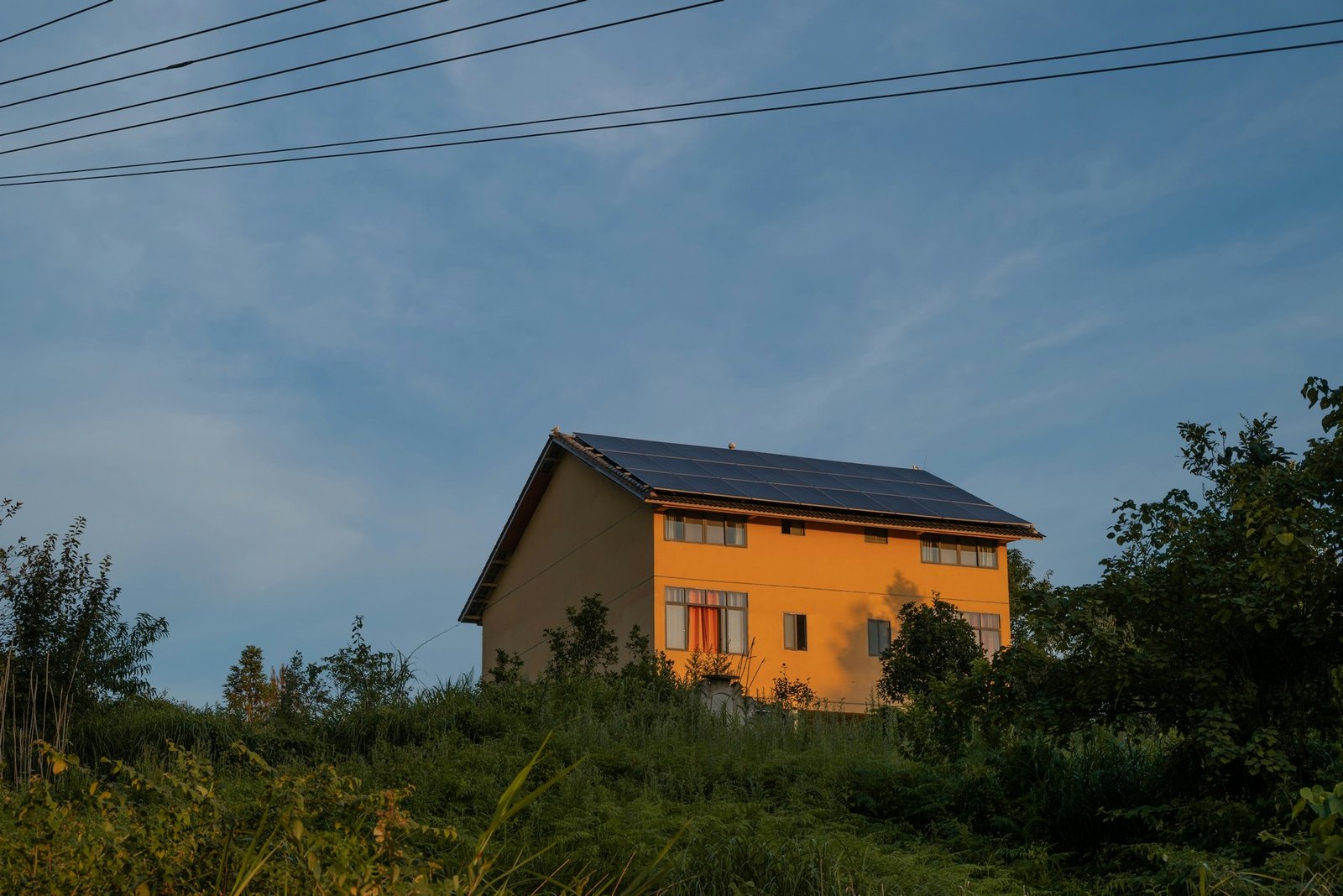 Sauberes und glänzendes Solarmodul auf einem Dach