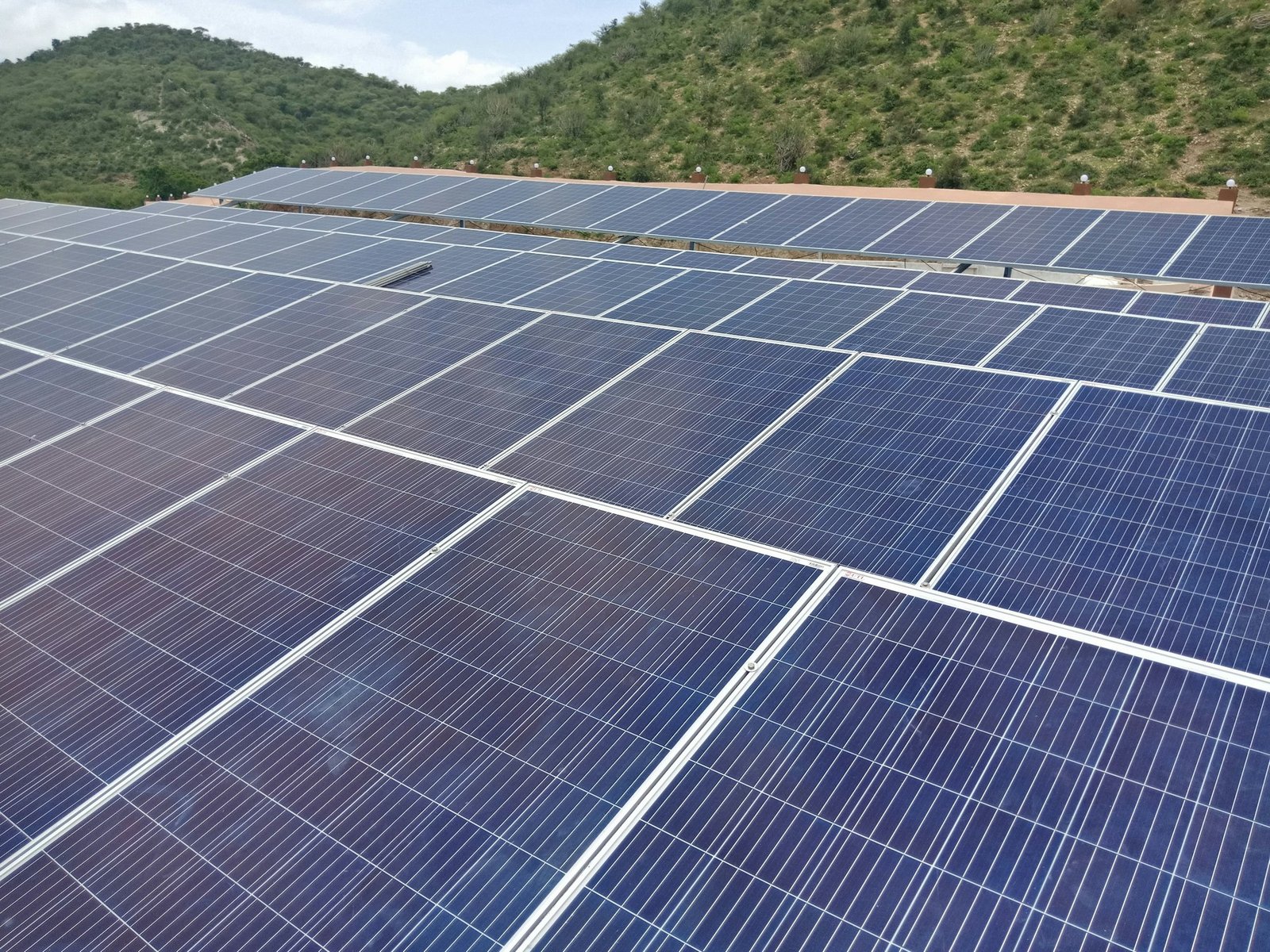 Stark verschmutztes Solarmodul vor der Reinigung